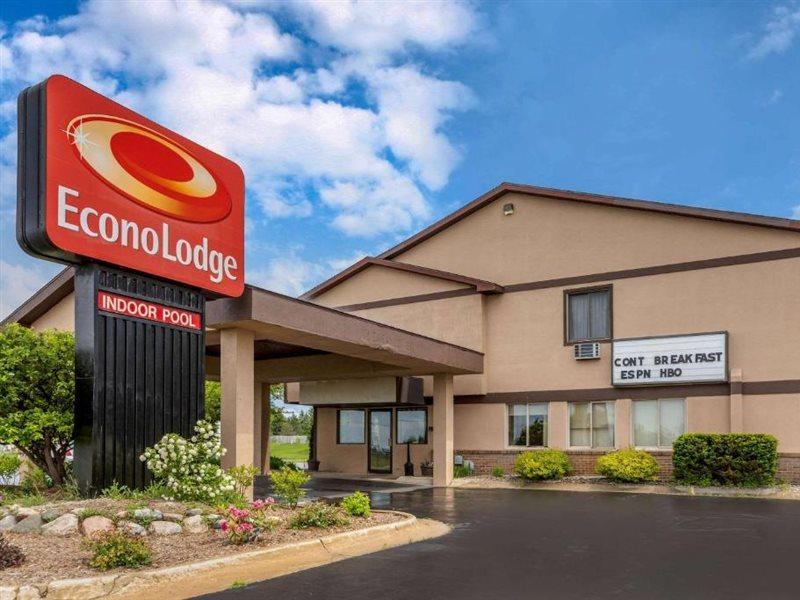 Econo Lodge Traverse City Bagian luar foto