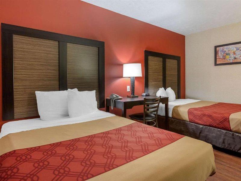 Econo Lodge Traverse City Bagian luar foto