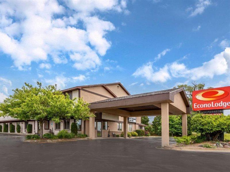 Econo Lodge Traverse City Bagian luar foto