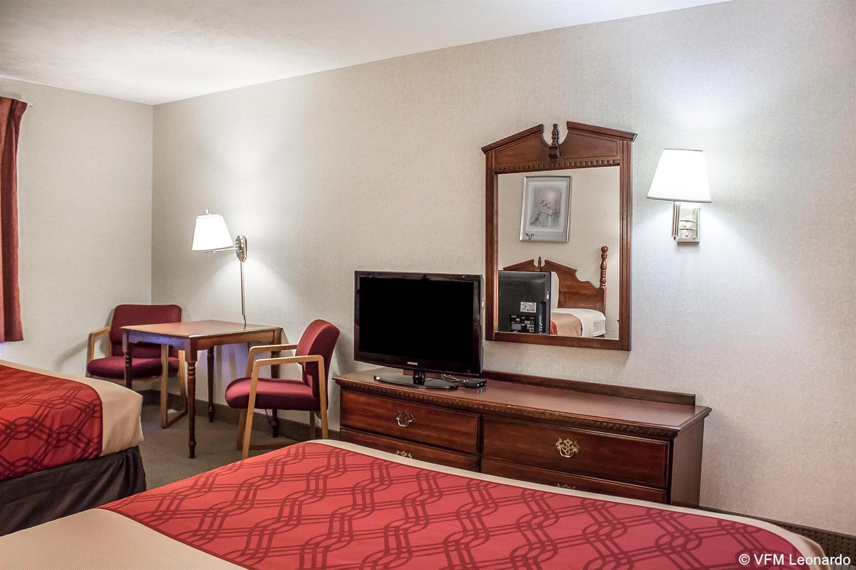 Econo Lodge Traverse City Bagian luar foto