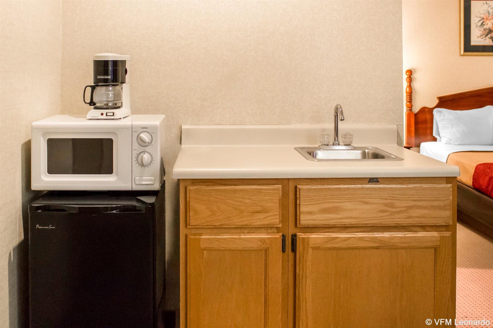 Econo Lodge Traverse City Bagian luar foto