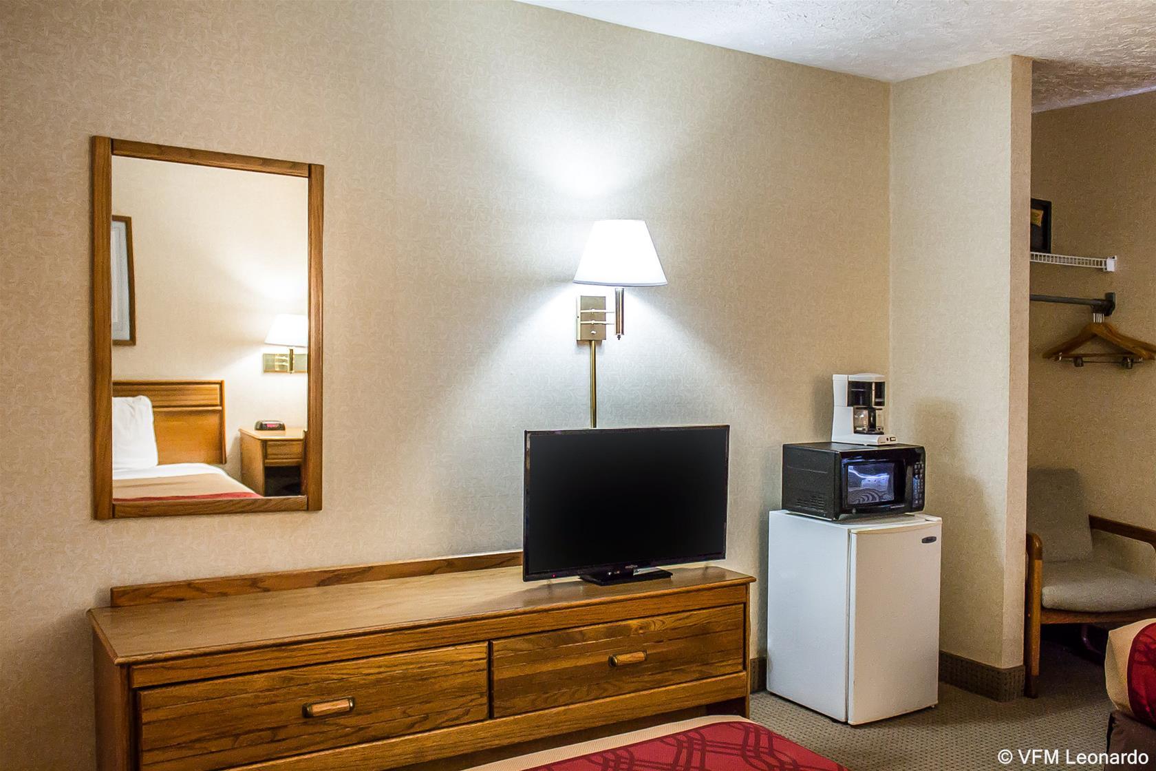 Econo Lodge Traverse City Bagian luar foto