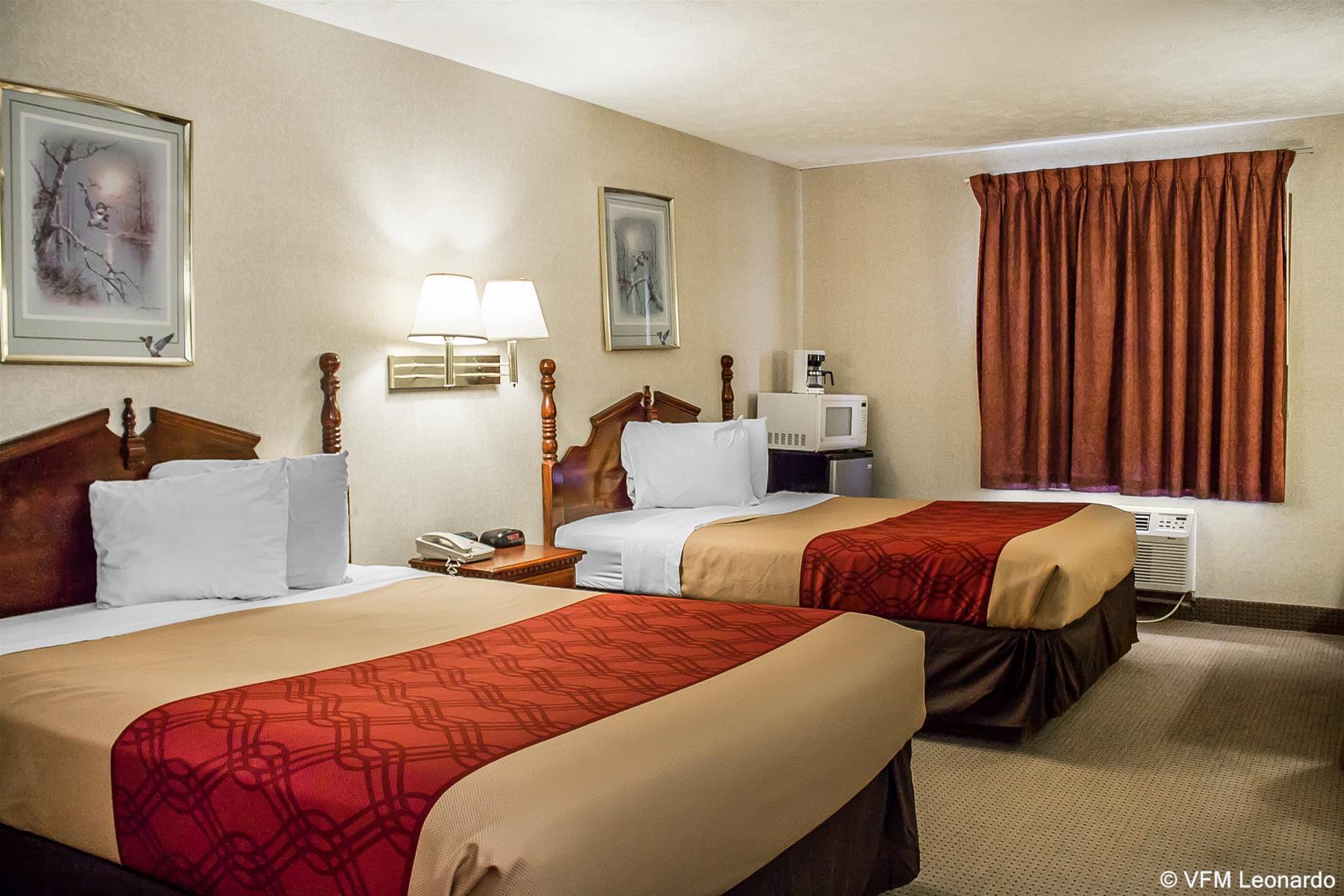Econo Lodge Traverse City Bagian luar foto