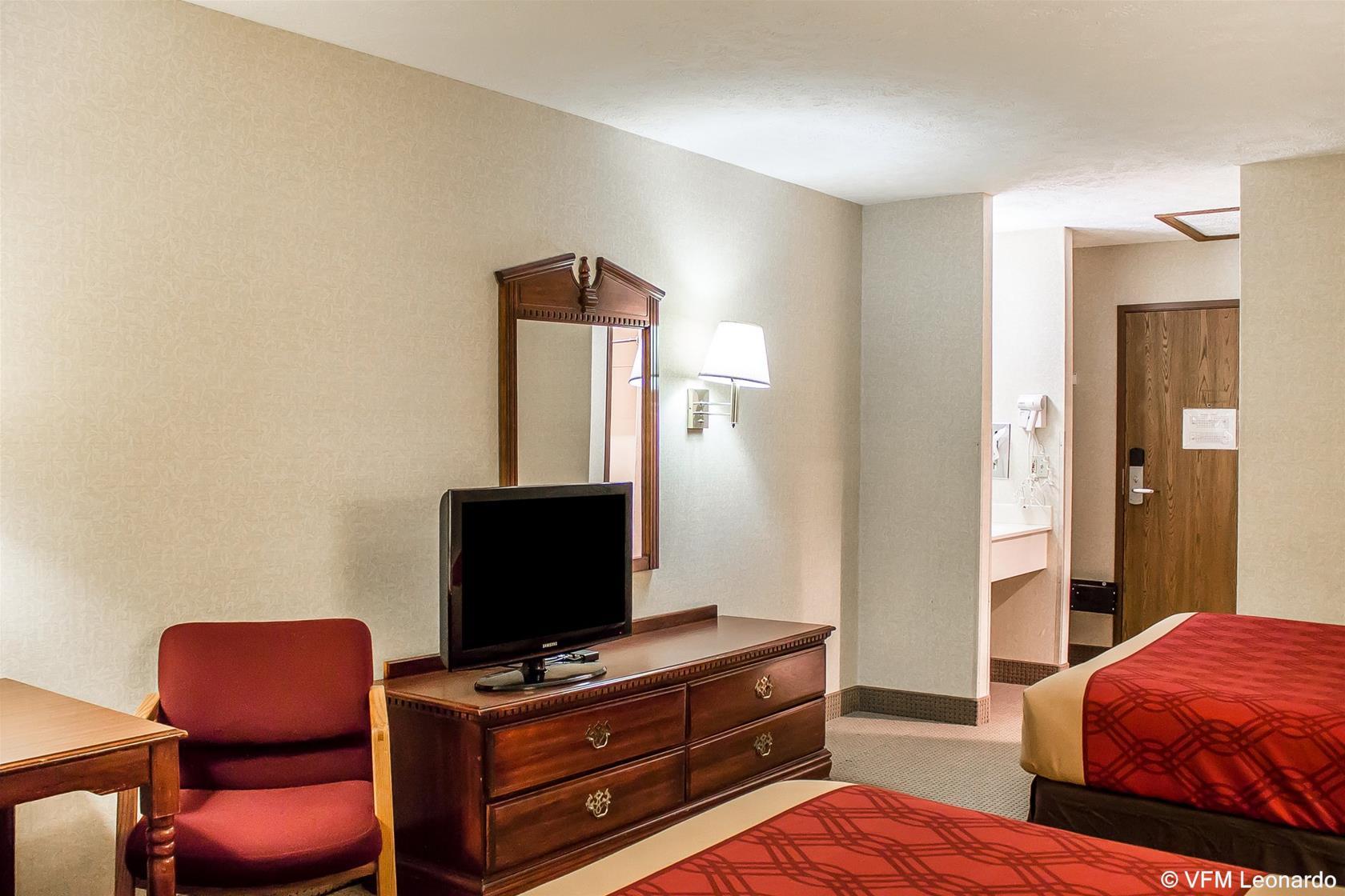 Econo Lodge Traverse City Bagian luar foto