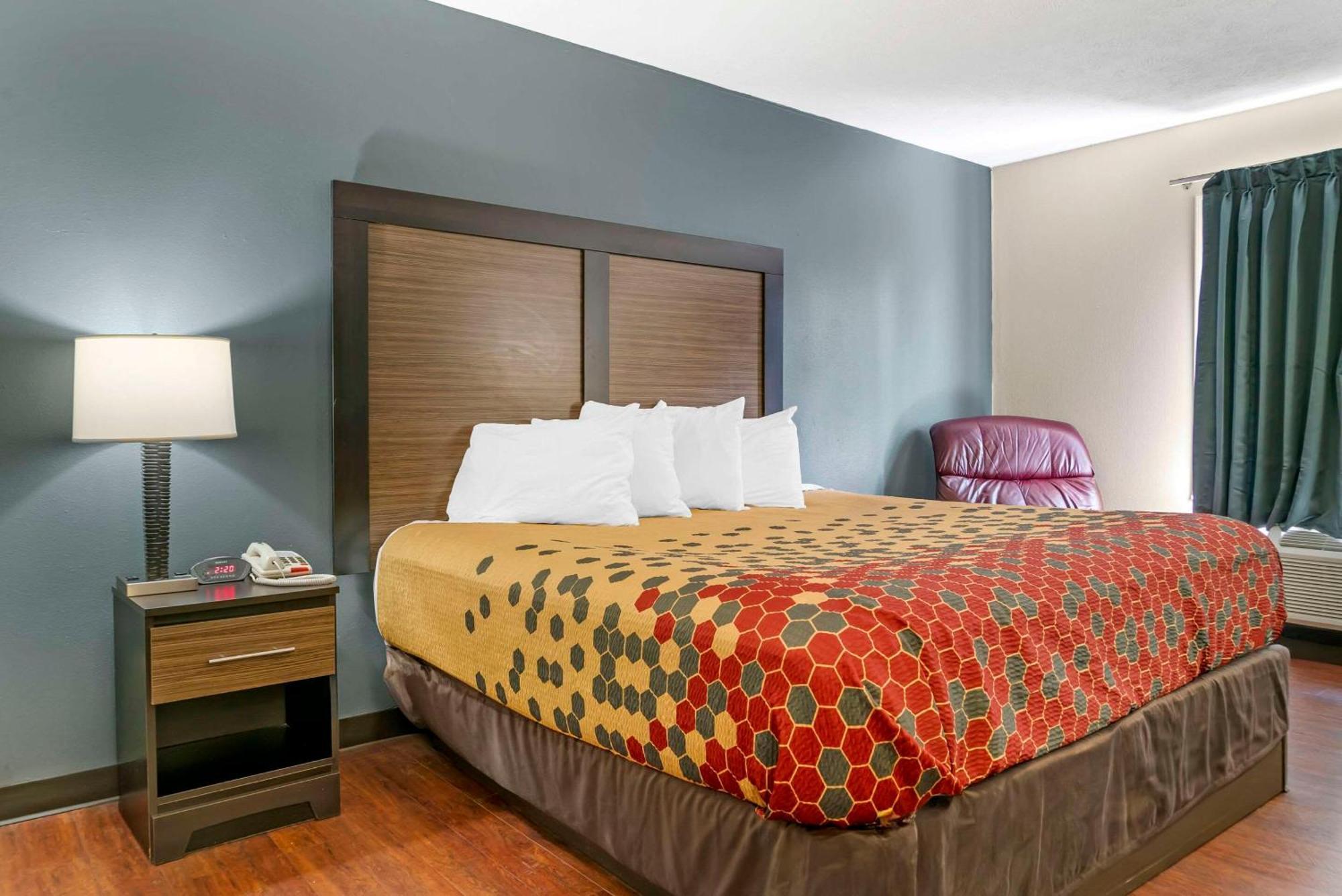 Econo Lodge Traverse City Bagian luar foto