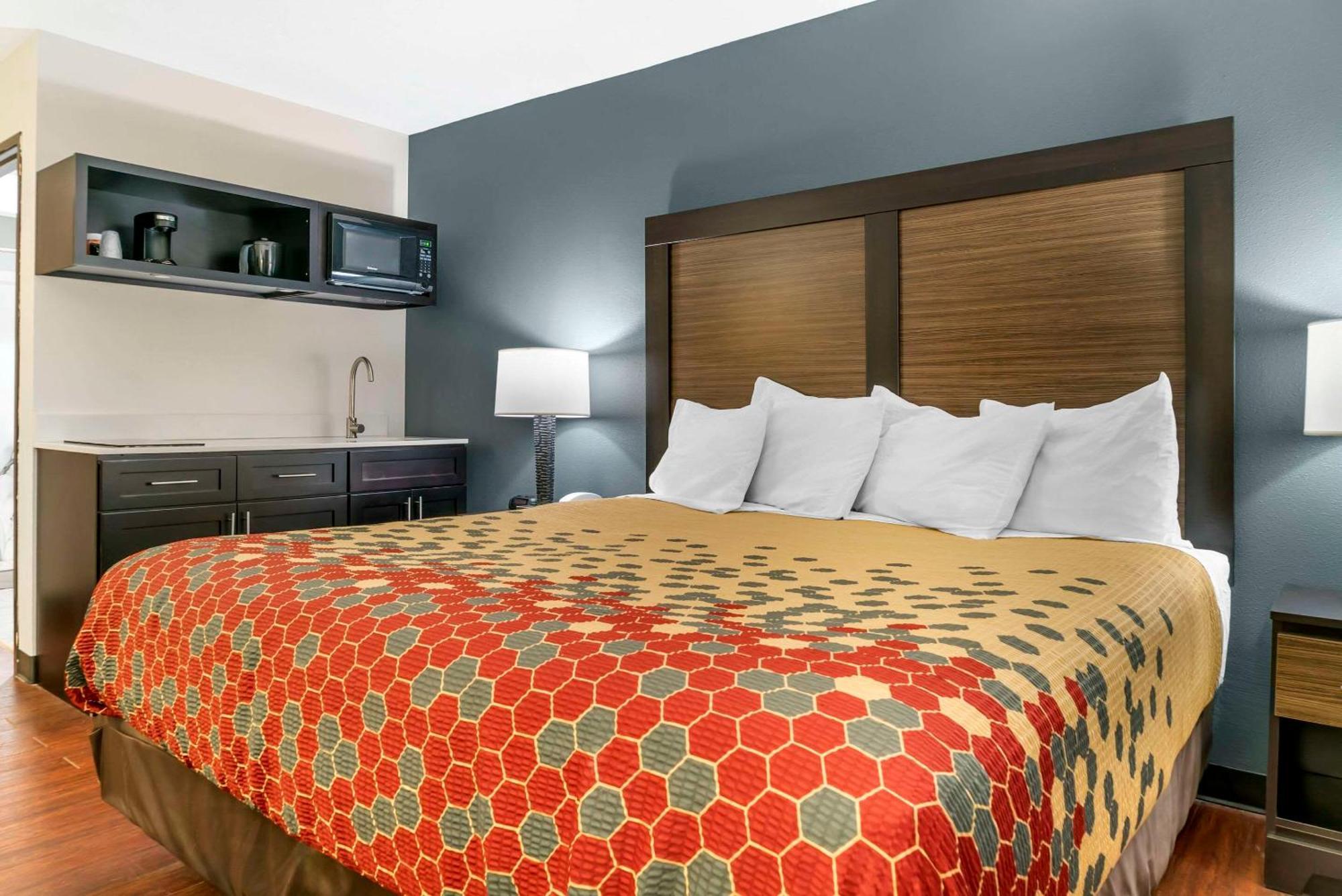 Econo Lodge Traverse City Bagian luar foto