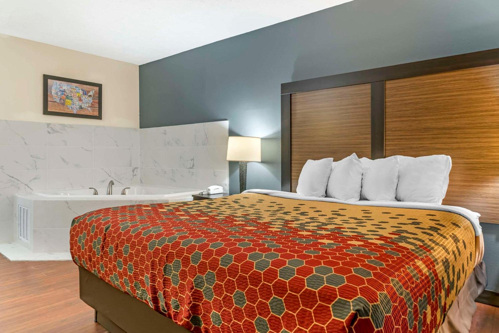 Econo Lodge Traverse City Bagian luar foto