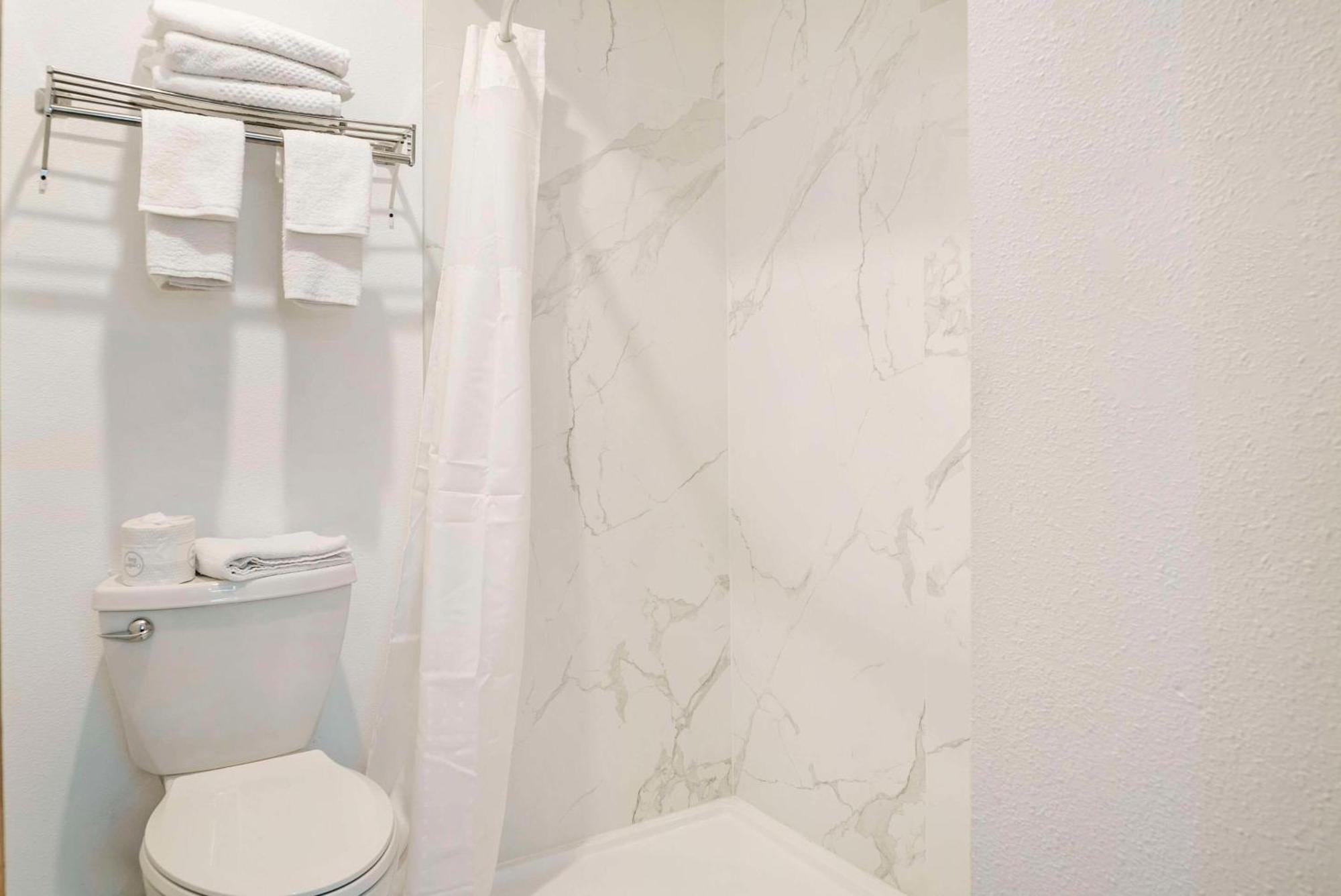Econo Lodge Traverse City Bagian luar foto