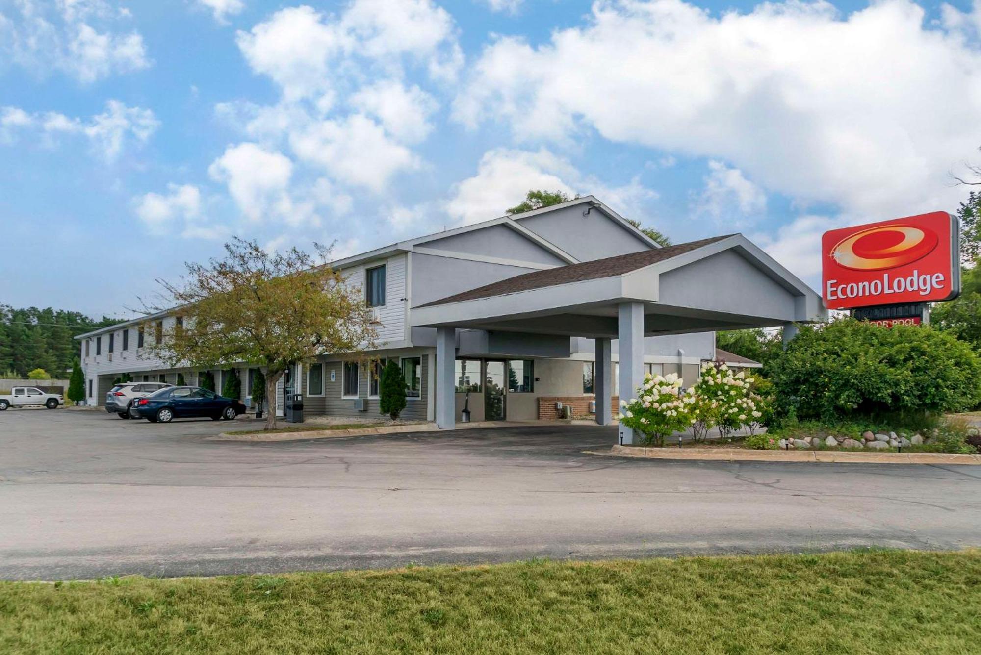 Econo Lodge Traverse City Bagian luar foto