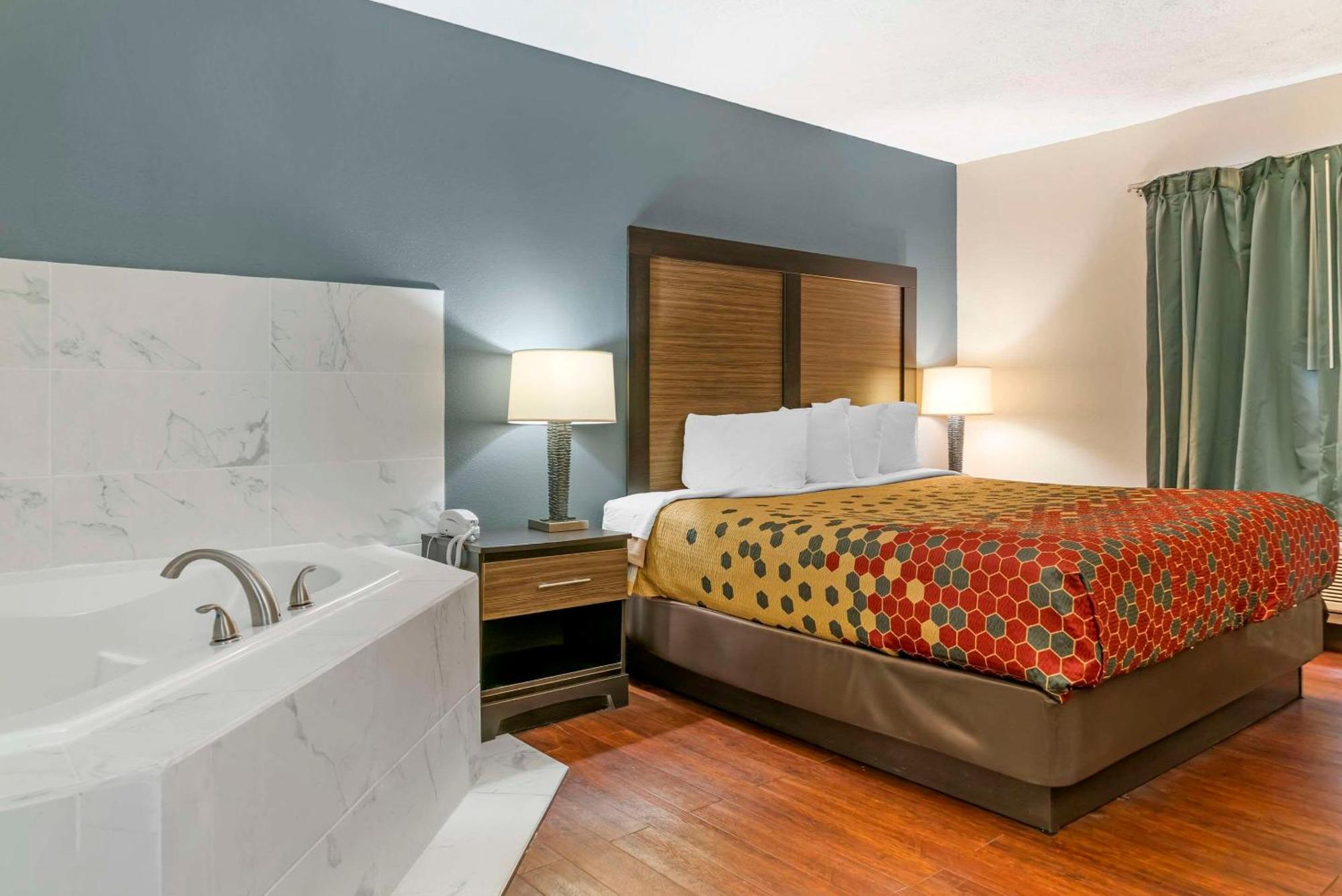 Econo Lodge Traverse City Bagian luar foto