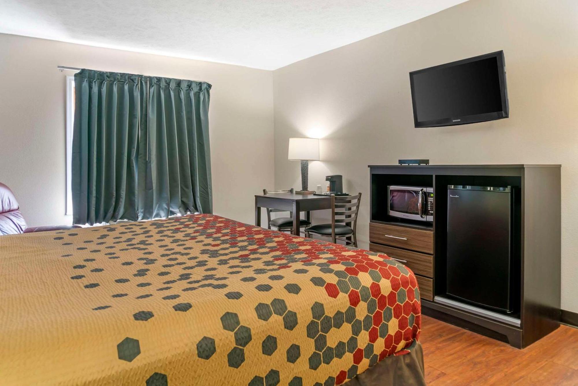 Econo Lodge Traverse City Bagian luar foto