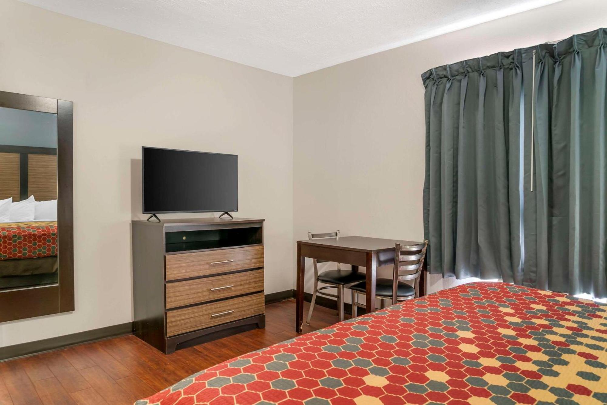 Econo Lodge Traverse City Bagian luar foto