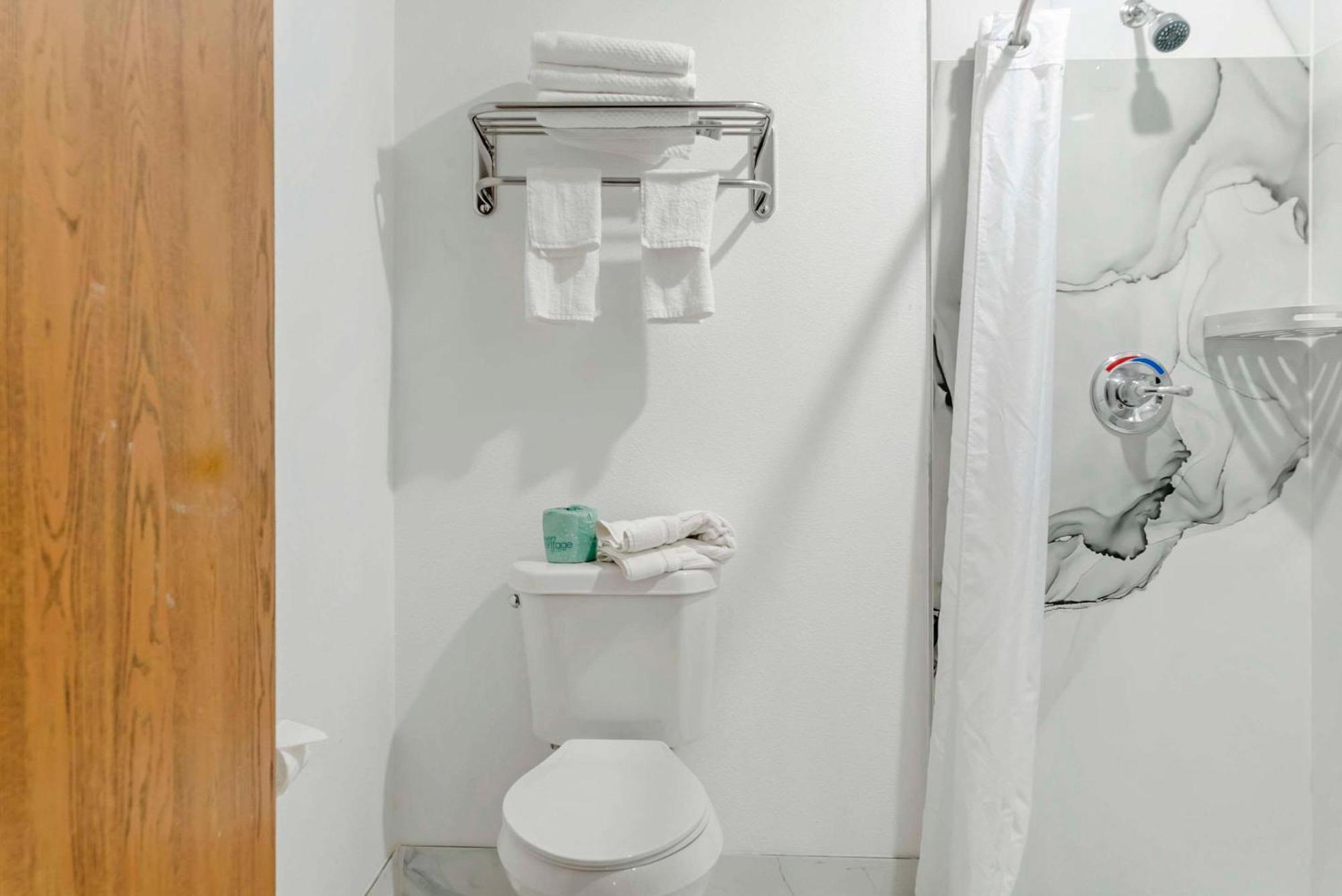 Econo Lodge Traverse City Bagian luar foto