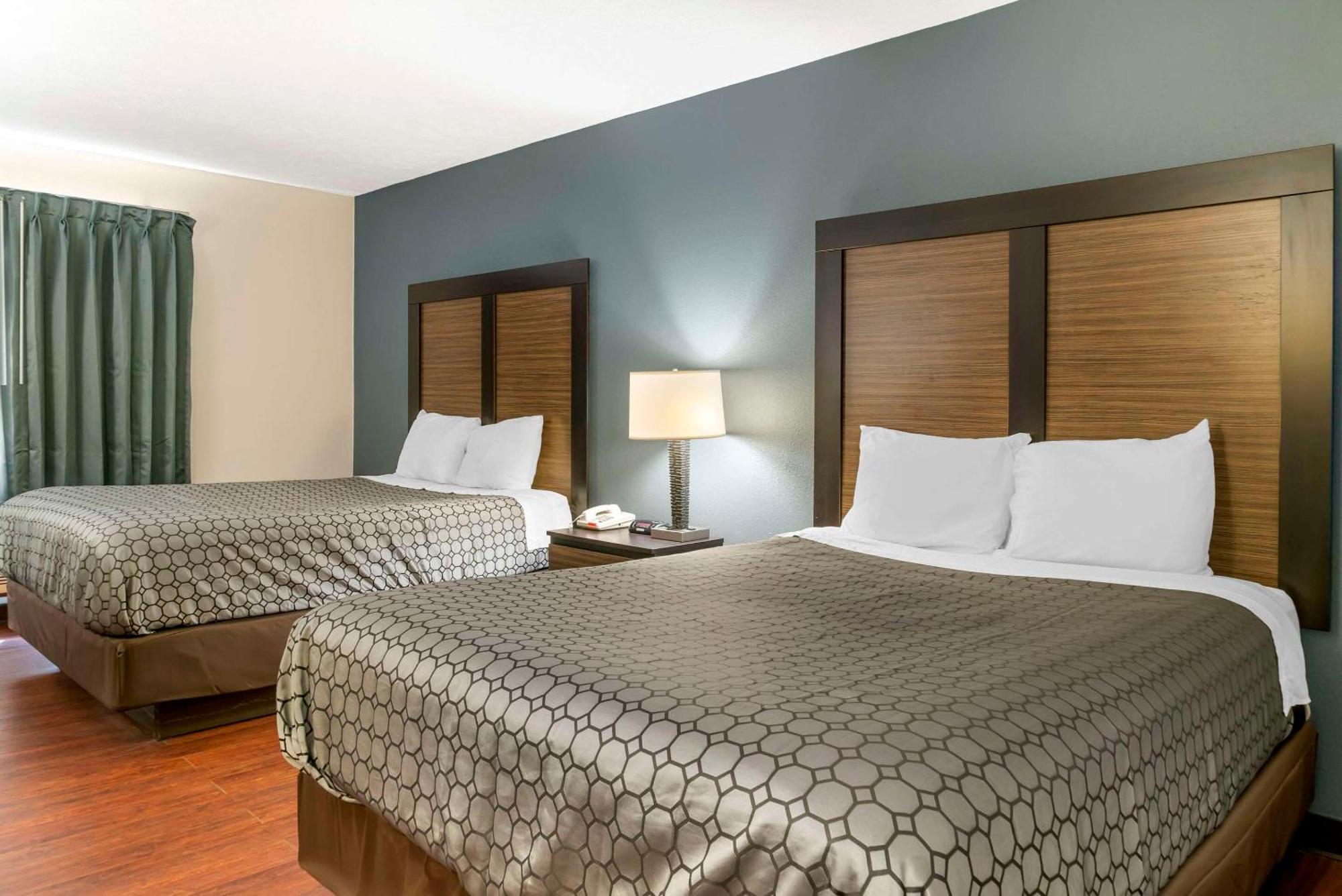 Econo Lodge Traverse City Bagian luar foto