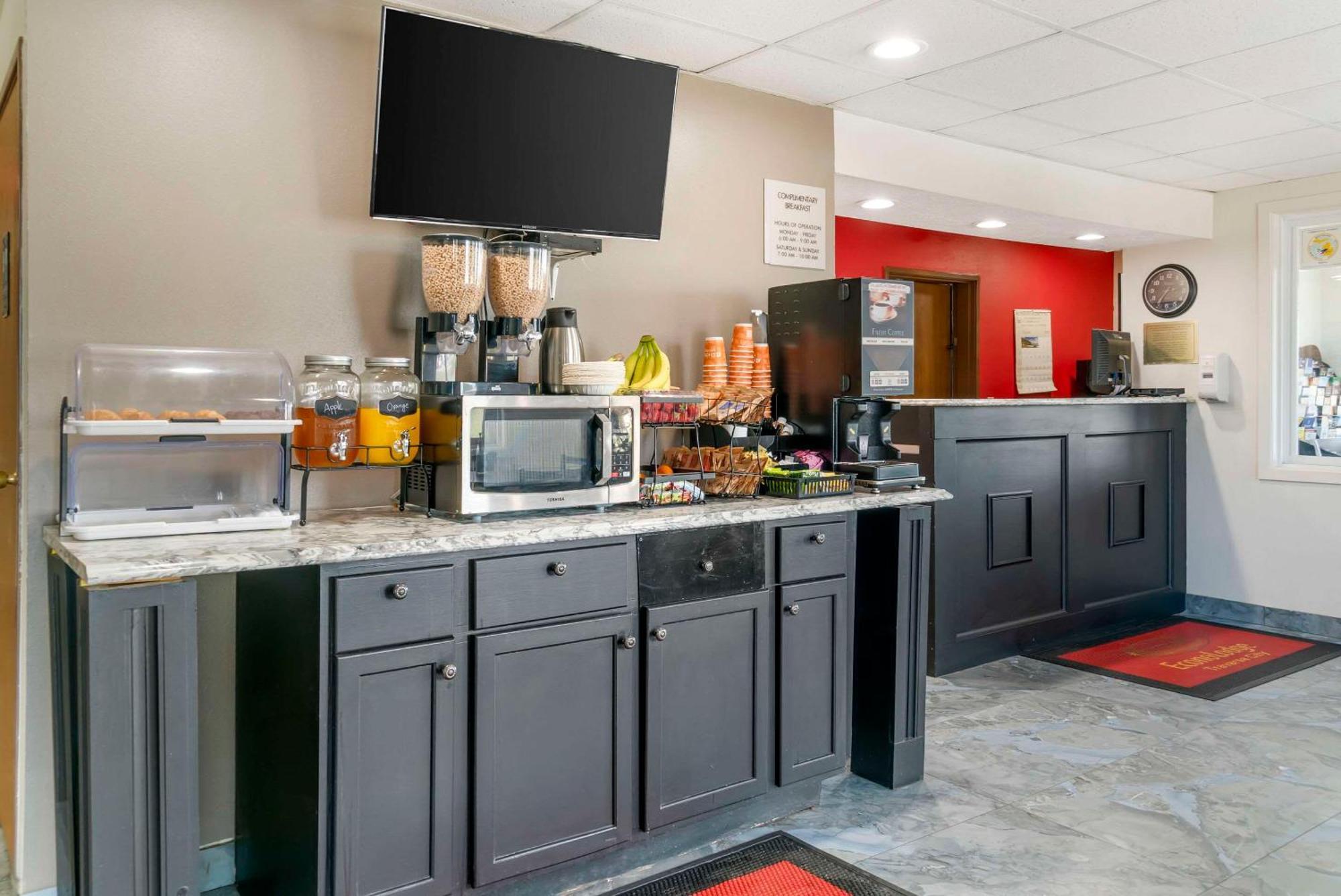 Econo Lodge Traverse City Bagian luar foto