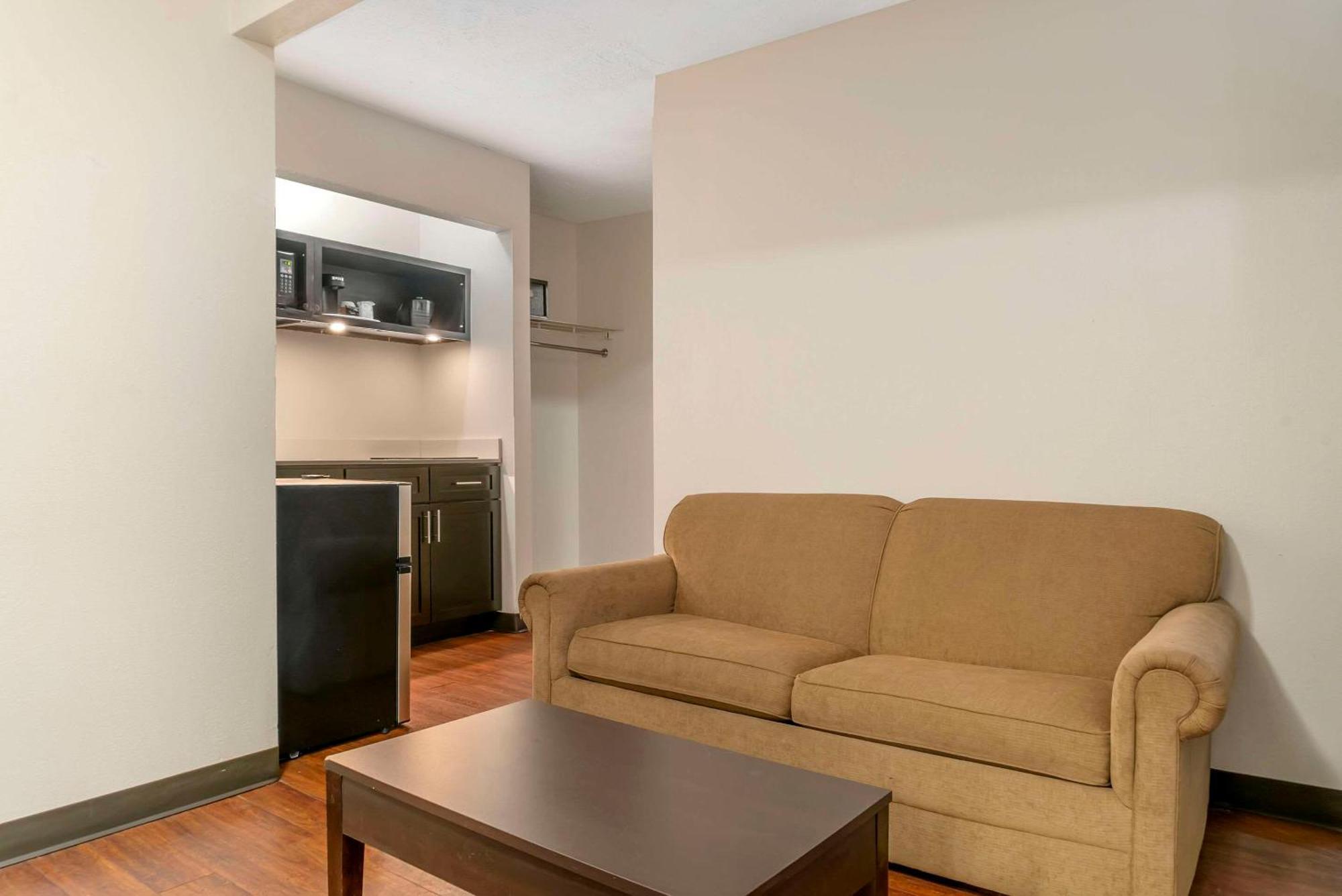 Econo Lodge Traverse City Bagian luar foto