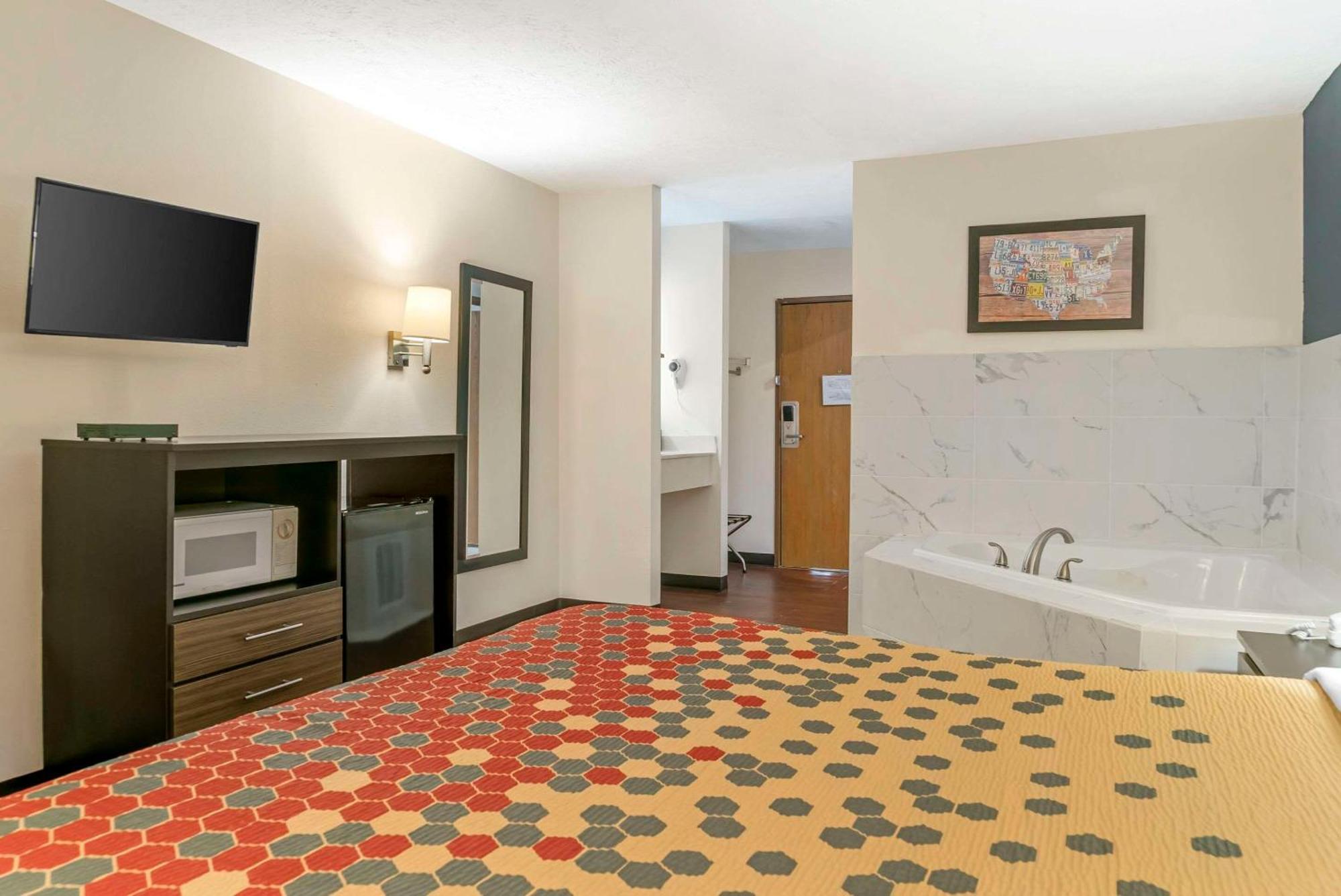 Econo Lodge Traverse City Bagian luar foto