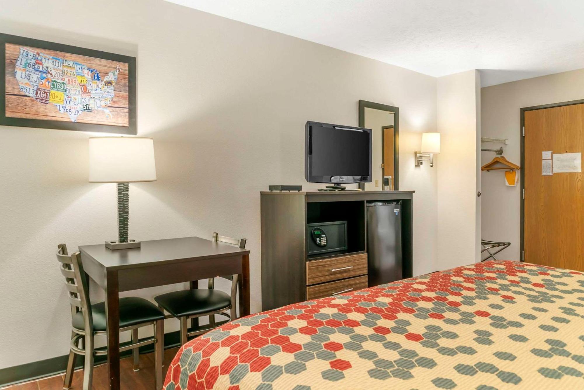Econo Lodge Traverse City Bagian luar foto