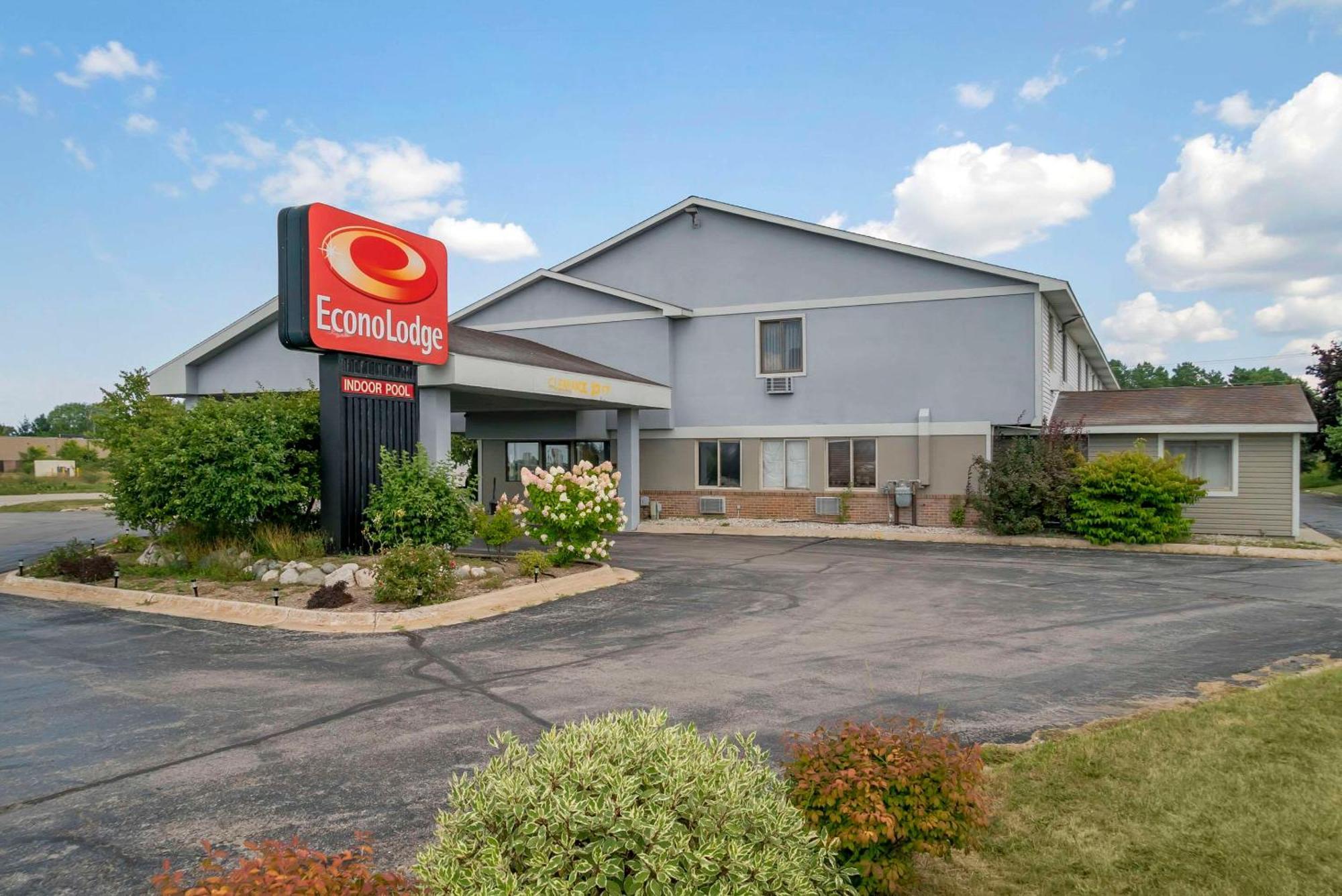 Econo Lodge Traverse City Bagian luar foto
