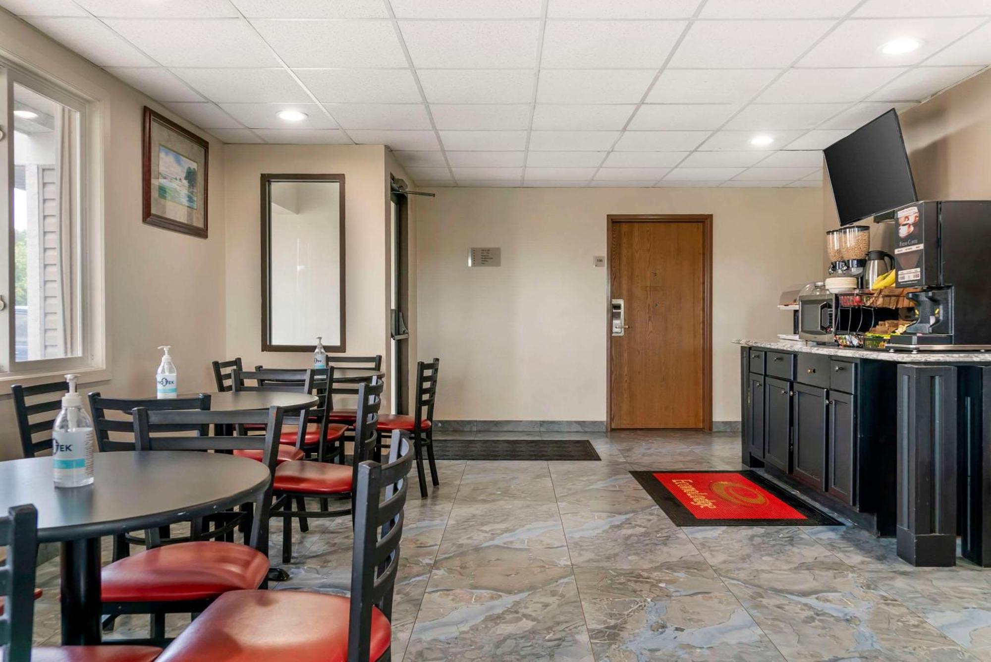 Econo Lodge Traverse City Bagian luar foto