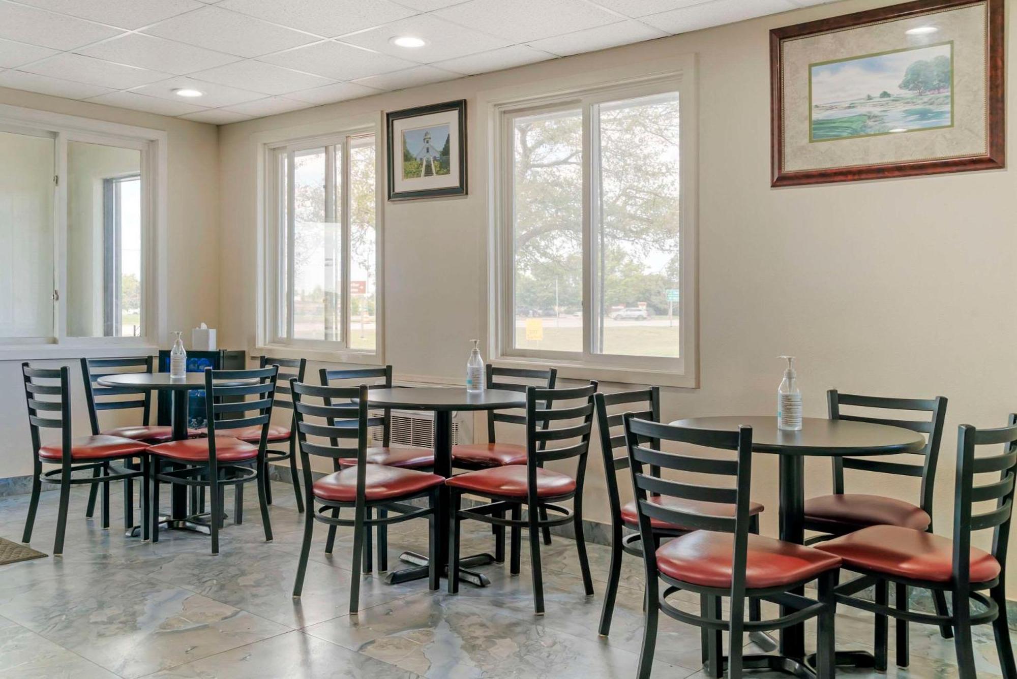 Econo Lodge Traverse City Bagian luar foto
