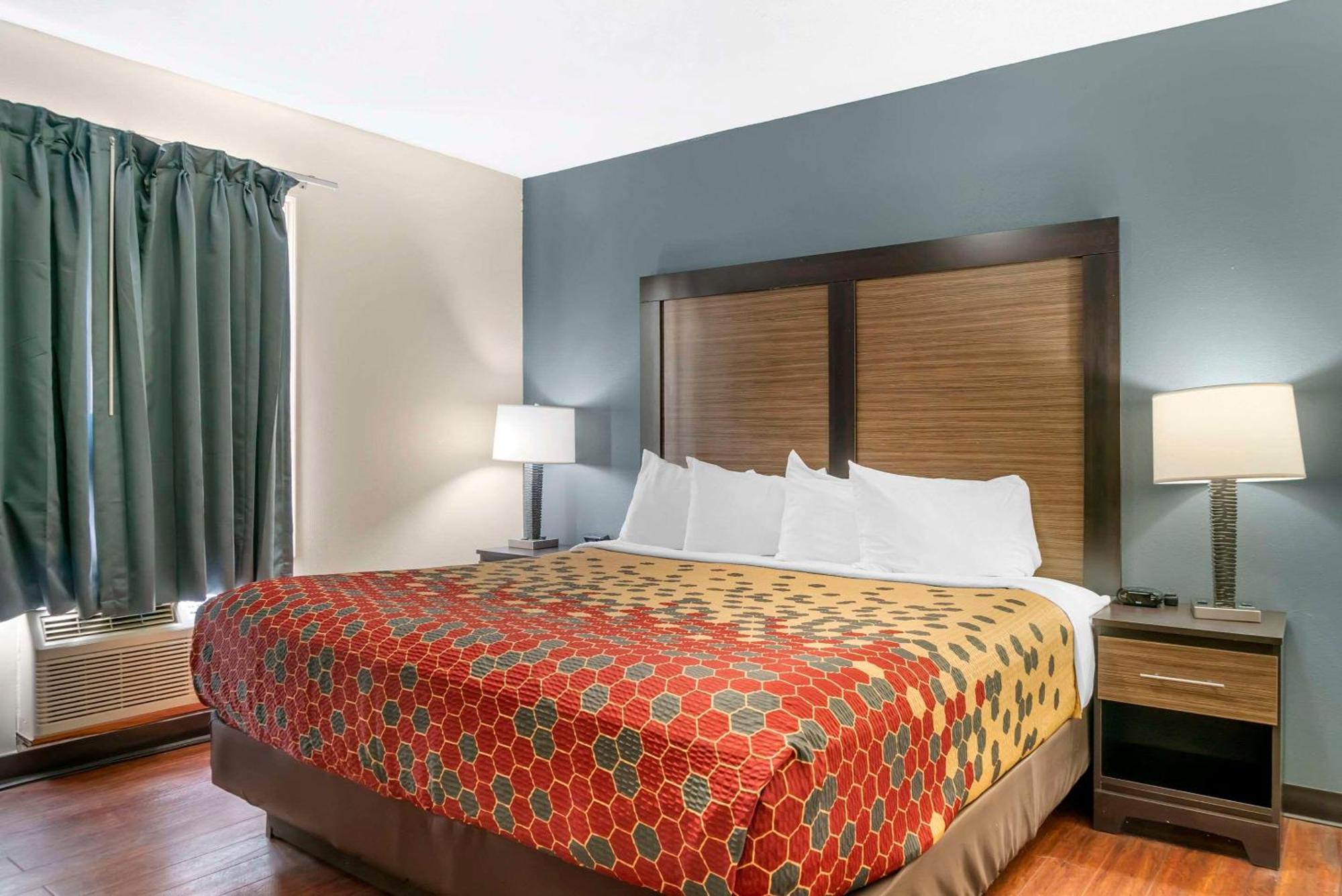 Econo Lodge Traverse City Bagian luar foto