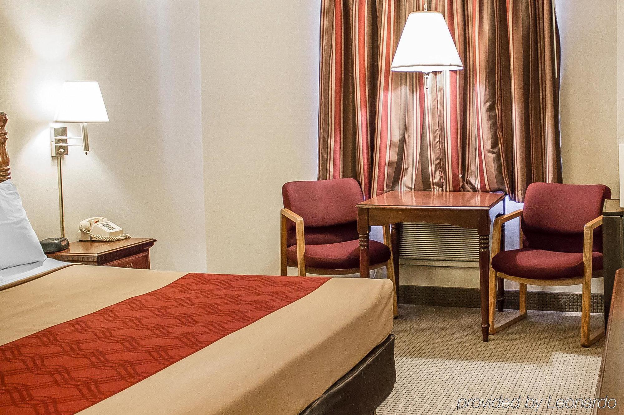 Econo Lodge Traverse City Bagian luar foto