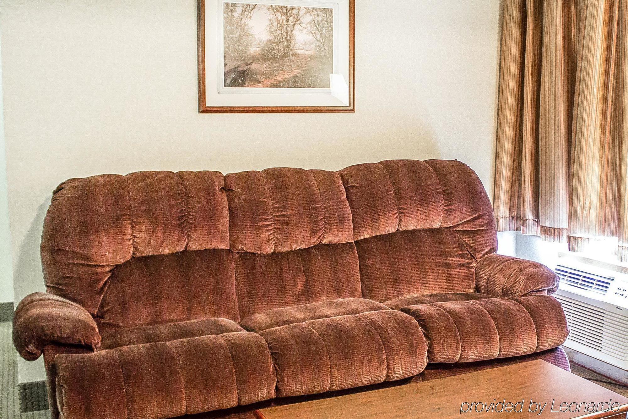 Econo Lodge Traverse City Bagian luar foto