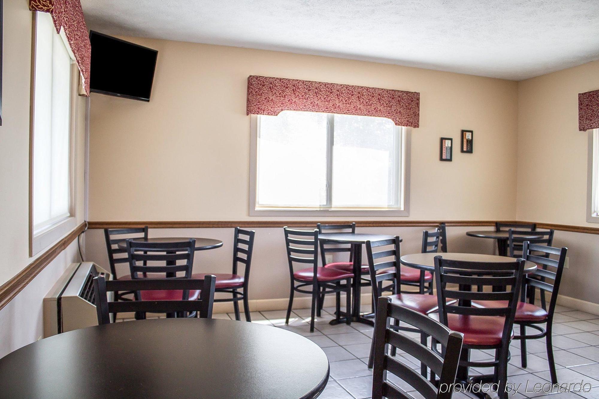 Econo Lodge Traverse City Bagian luar foto