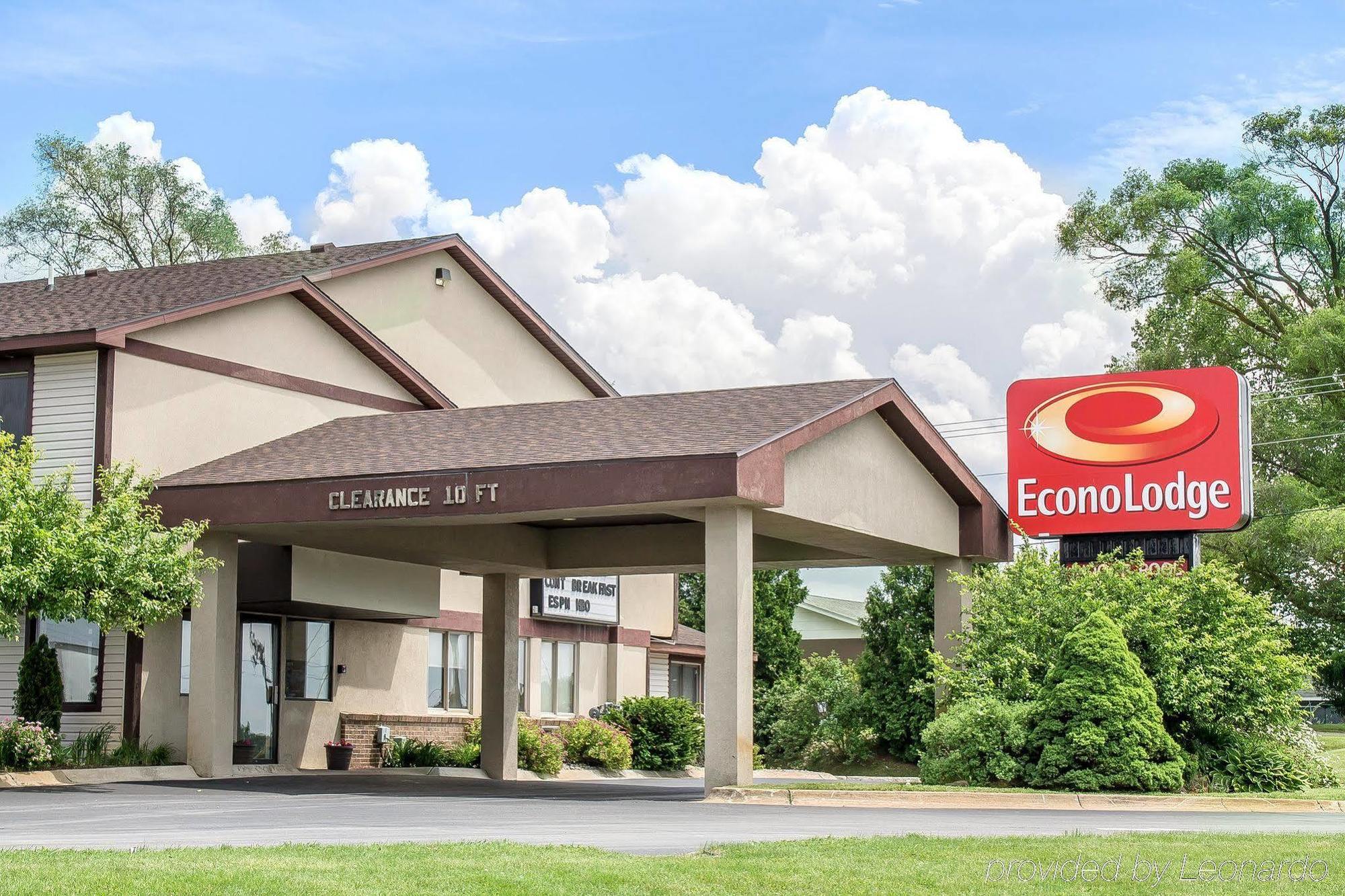 Econo Lodge Traverse City Bagian luar foto