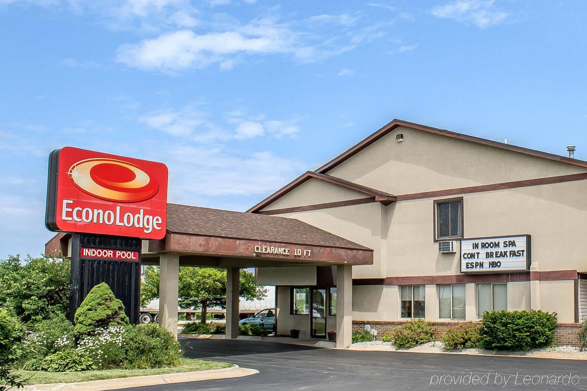Econo Lodge Traverse City Bagian luar foto