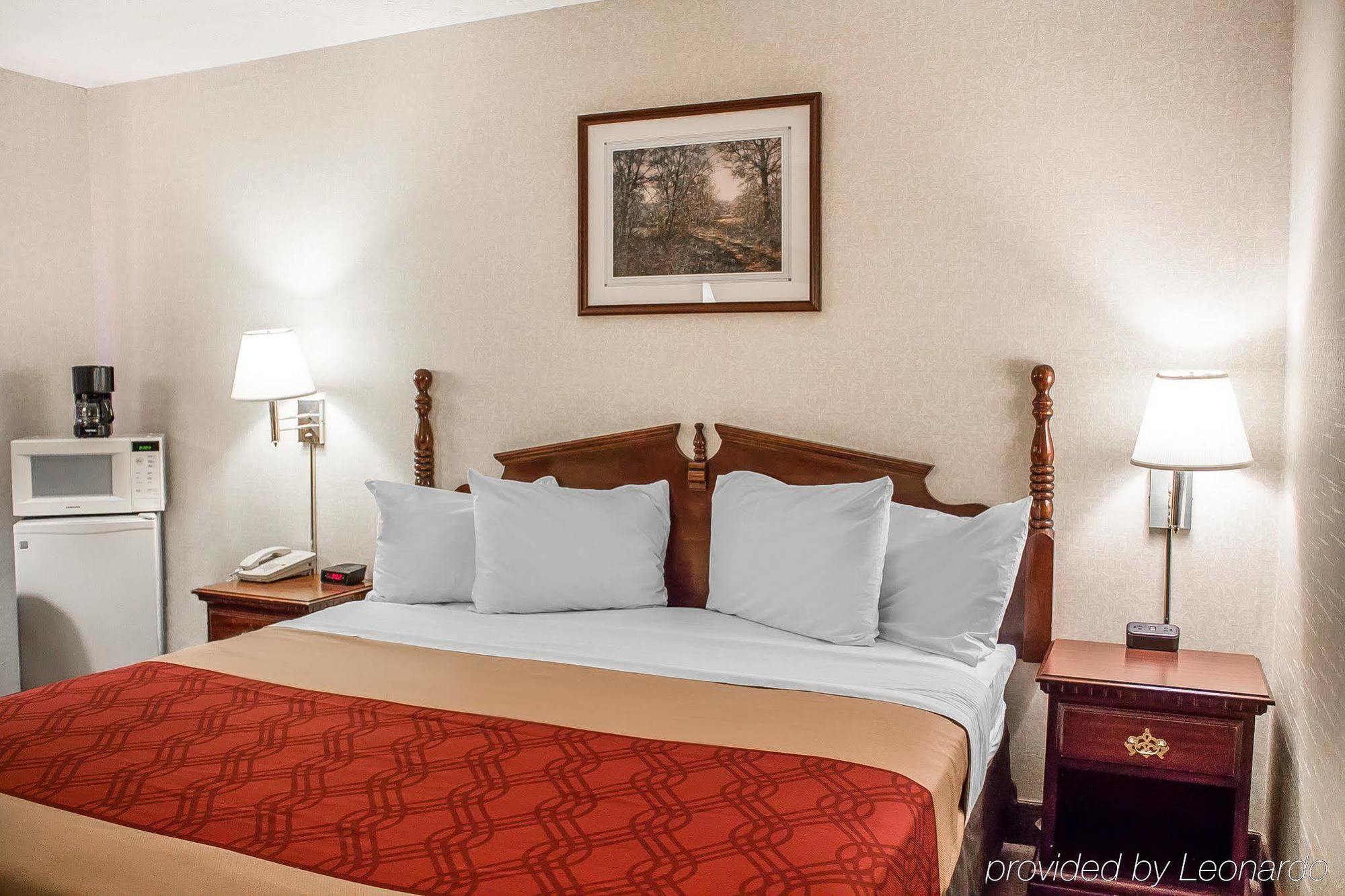 Econo Lodge Traverse City Bagian luar foto