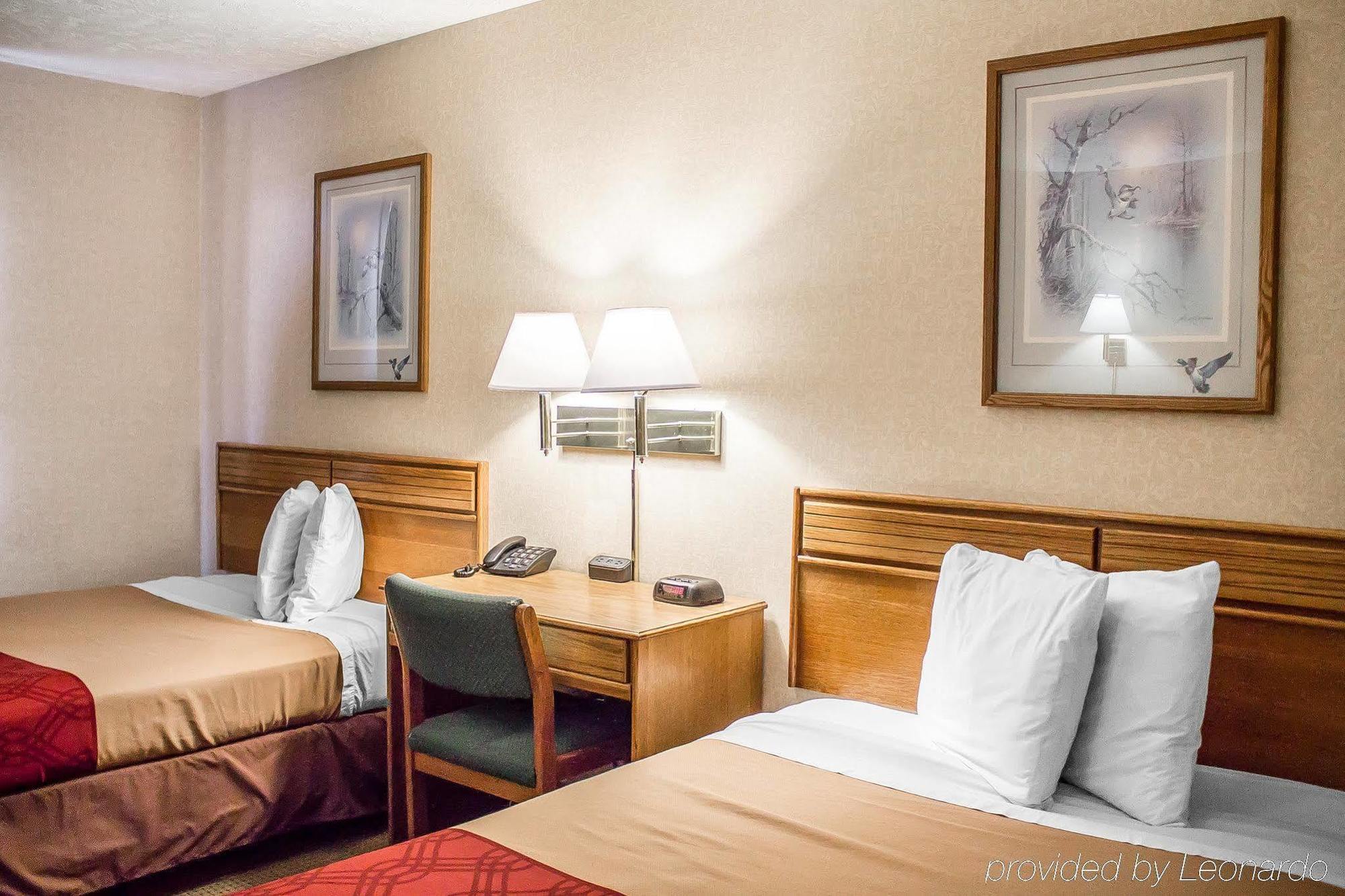 Econo Lodge Traverse City Bagian luar foto