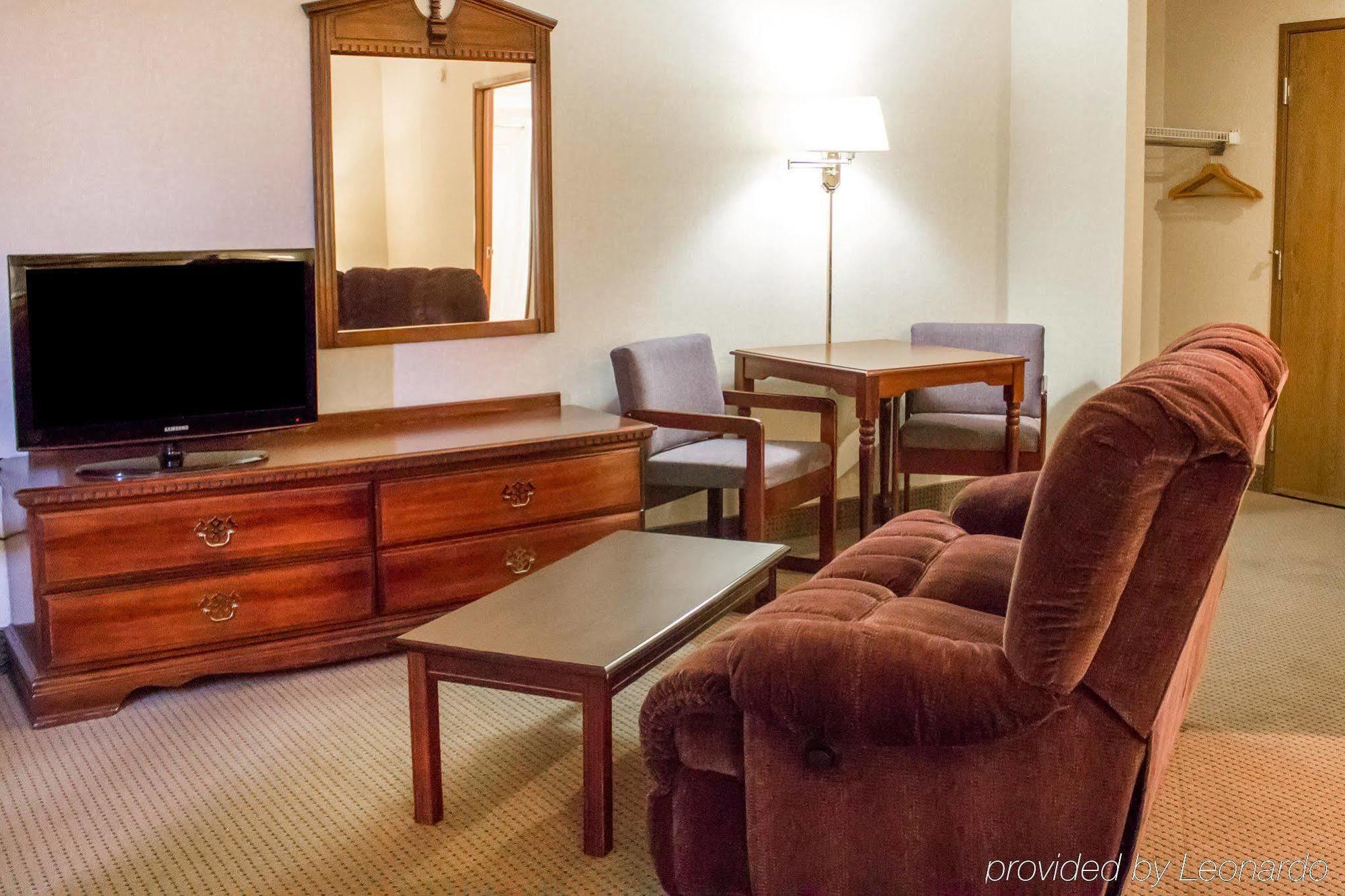 Econo Lodge Traverse City Bagian luar foto