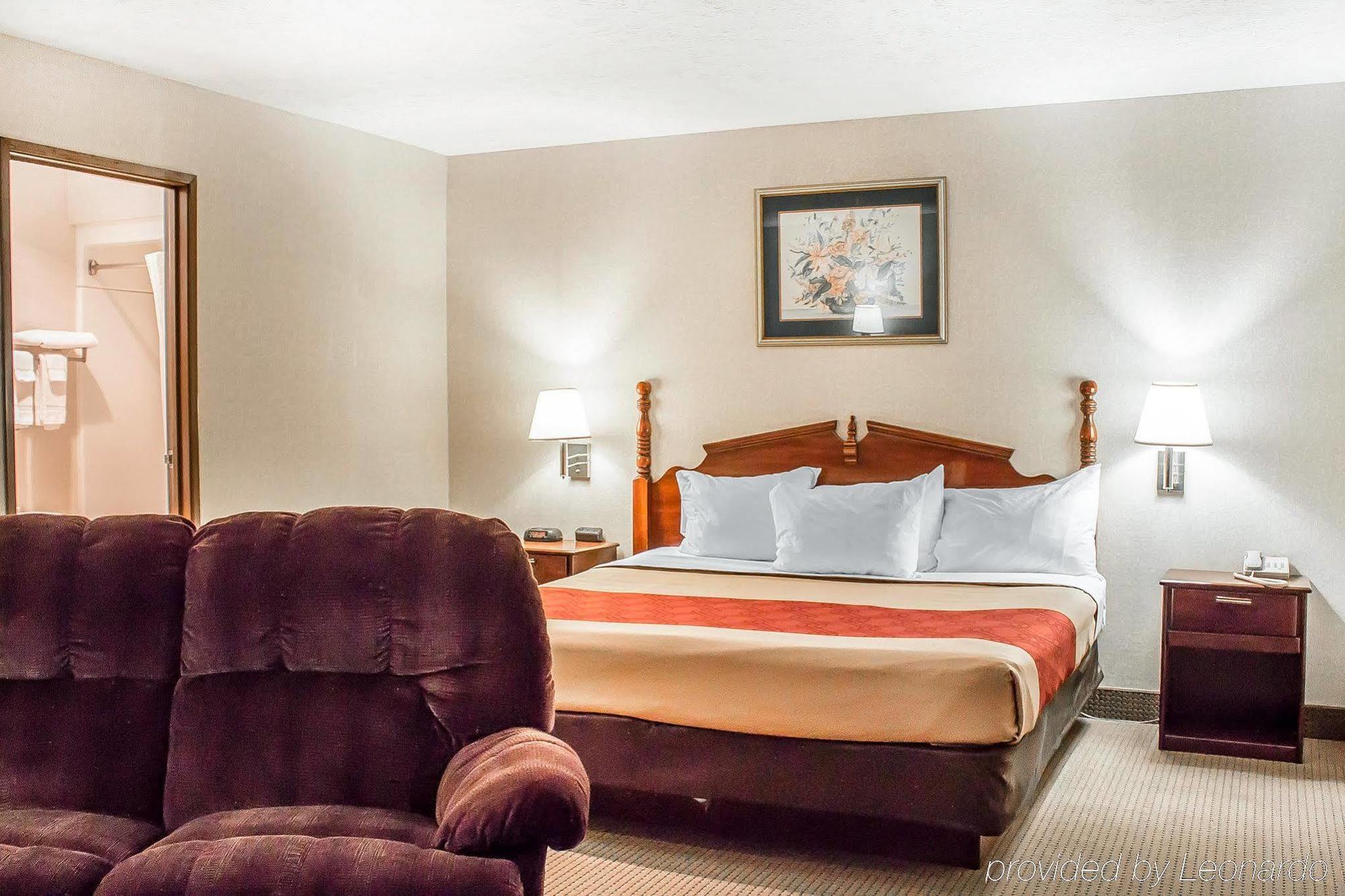 Econo Lodge Traverse City Bagian luar foto